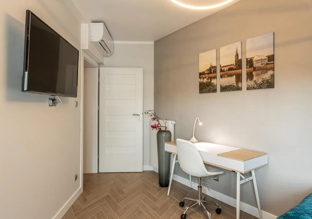 B&W Luxurious Apartment In The Center Of Wroclaw